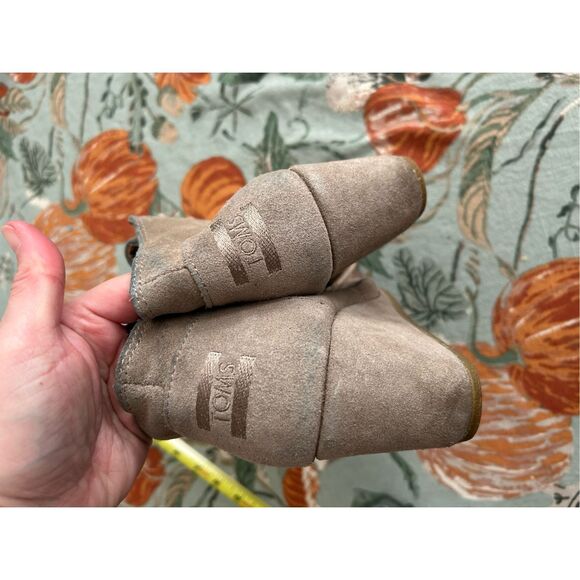 TOMS Tan Taupe Suede Desert Wedges Bootie Heels, Size 7 - Picture 9 of 10